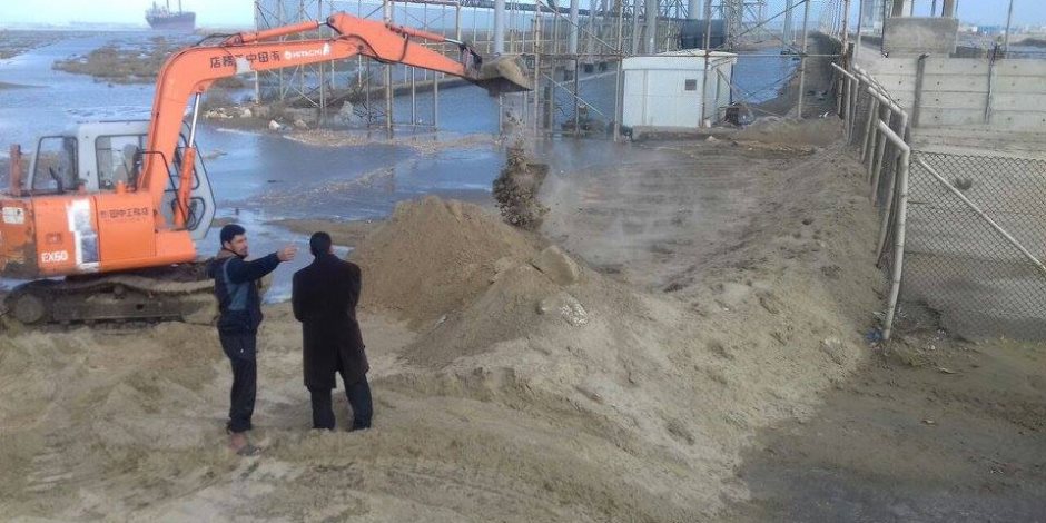 ساتر رملي لحجب مياه البحر بعد غرق عزبة 5 الملاصقة لميناء دمياط (صور)