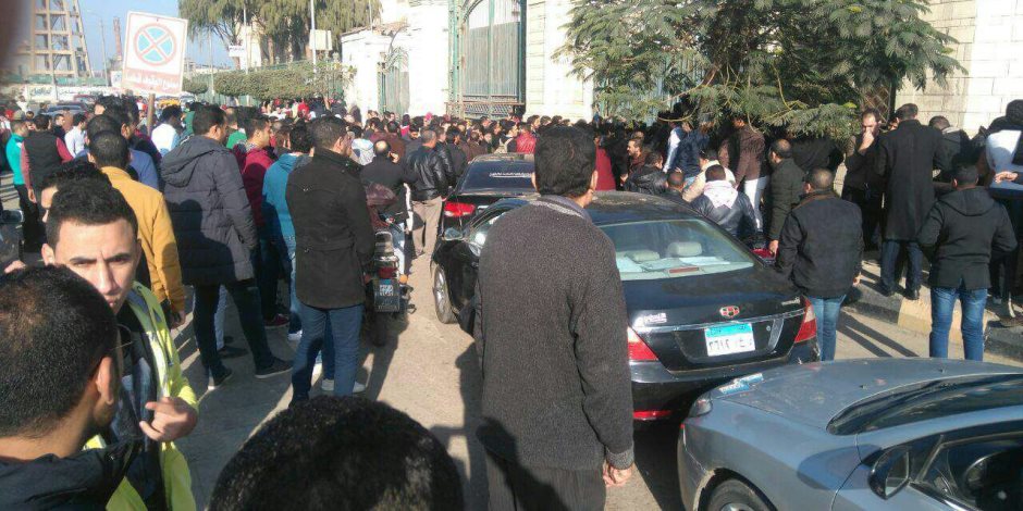 الأمن الإداري بجامعة الزقازيق يغلق الأبواب أمام طلاب التعليم المفتوح (صور)