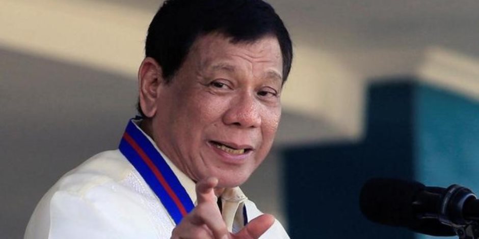 رئيس الفلبين يثير الجدل من جديد ويطلب ضربه بالرصاص في ميدان عام 