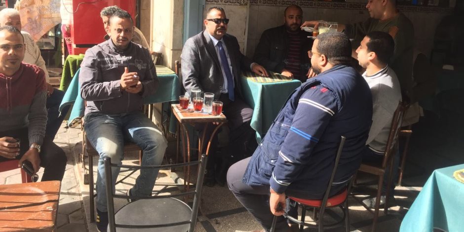 برلماني يُجالس المواطنين على "قهوة بلدي" للاستماع لمشاكلهم (صور)