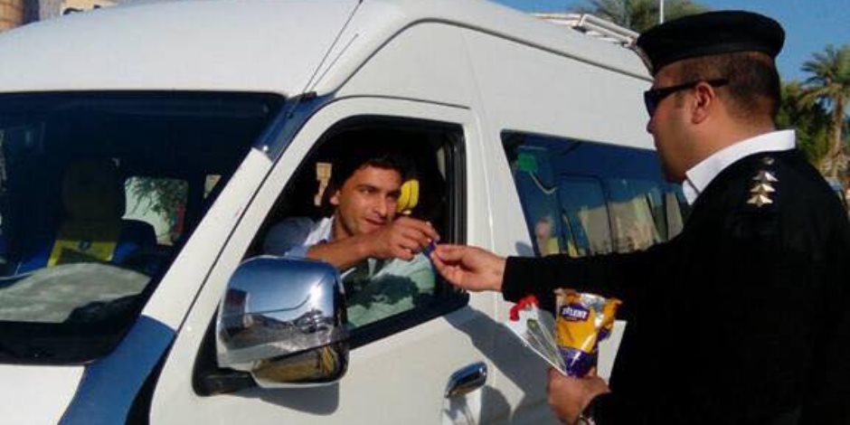 لليوم الثاني أمن شرم الشيخ يوزع ورد وشوكولاته على المواطنين بمناسبة عيد الشرطة 