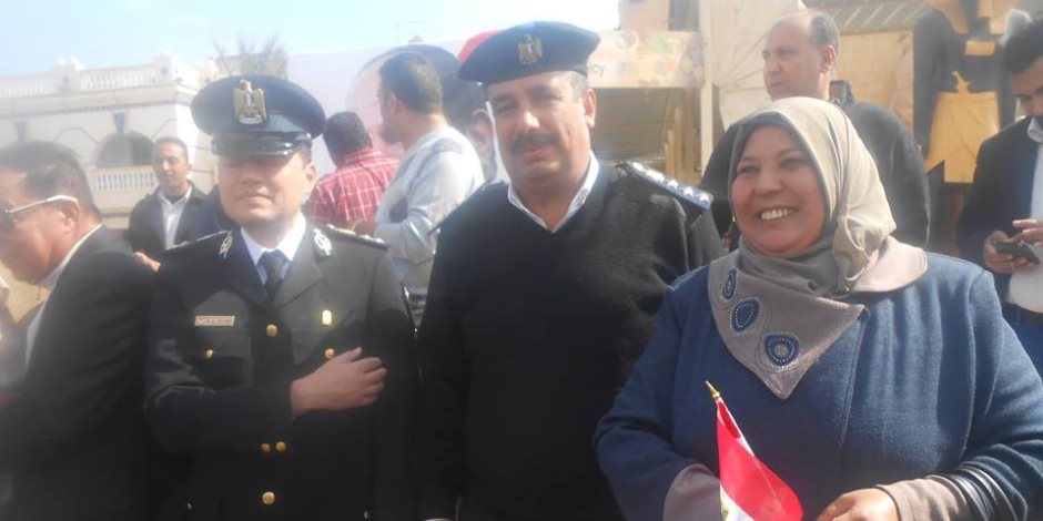 أهالي مدينة دهب يحتفلون بعيد الشرطة بتوزيع أعلام مصر 