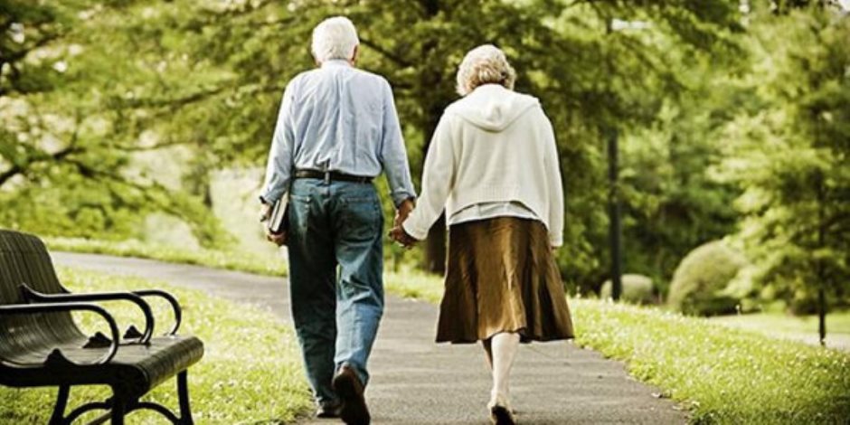 المشى يساعد كبار السن على تحسين حالتهم المزاجية ويحسن الدورة الدموية 