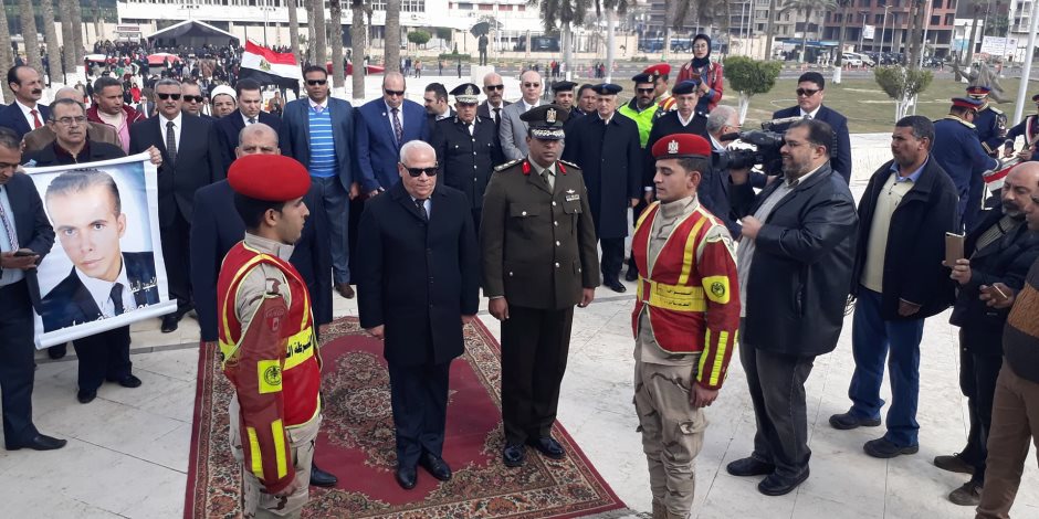 محافظ بورسعيد يضع إكليل الزهور علي النصب التذكاري بميدان الشهداء (صور)