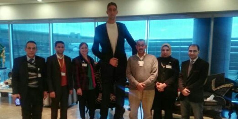 مطار القاهرة يستقبل أطول رجل في العالم للترويج للسياحة المصرية (صور)