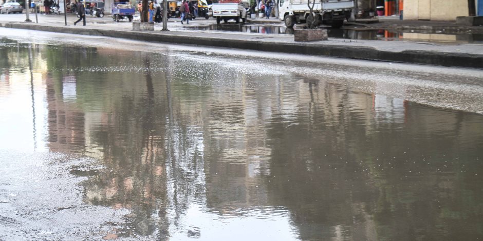 انتشار سيارات لشفط تراكمات مياه الأمطار بمحاور القاهرة (صور) 