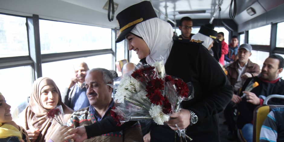 ضباط الشرطة بكفر الشيخ يوزعون الورود علي الأهالي  (صور)