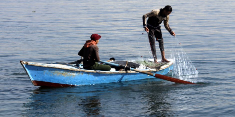 عودة حركة الصيد لبحيرة التمساح بعد تحسن الأحوال الجوية (صور) عودة حركة الصيد لبحيرة التمساح بعد تحسن الأحوال الجوية (صور)