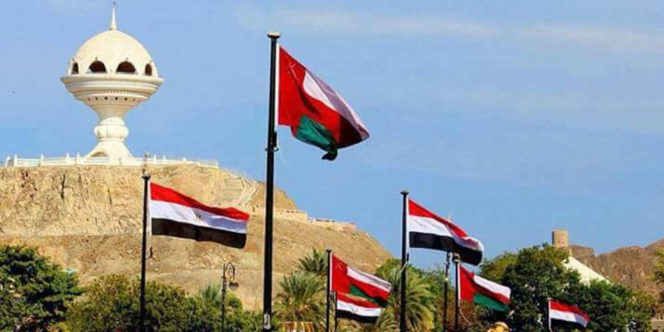 العاصمة العمانية تتزين بالأعلام المصرية احتفالا بزيارة السيسي