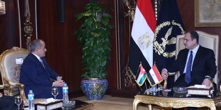 اتفاق مصري أردني على تبادل المعلومات.. تفاصيل لقاء وزير الداخلية وسفير المملكة بالقا