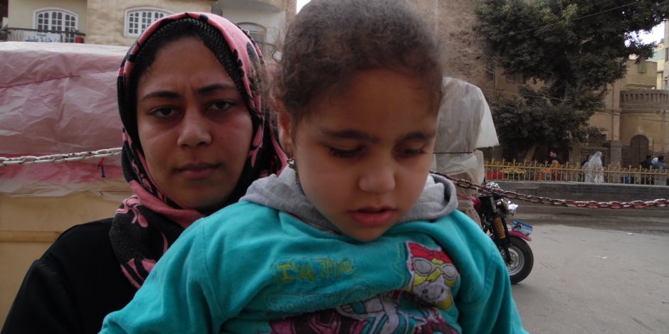"إنذار على يد أم" إلى مسؤولي مستشفى المطرية: "عايزة عين بنتي" (فيديو وصور)