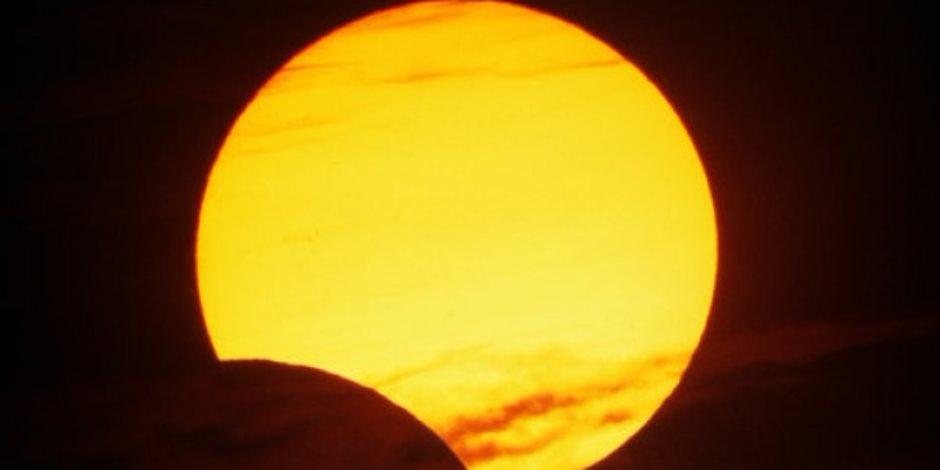 اليوم.. العالم يشهد أول كسوف جزئي للشمس في عام 2018
