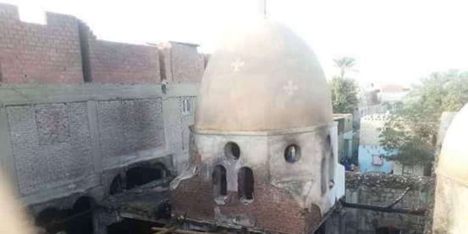 أقباط ومسلمون شاركوا بإخماده.. تفاصيل حريق كنيسة العذراء مريم بالمنيا (صور) 