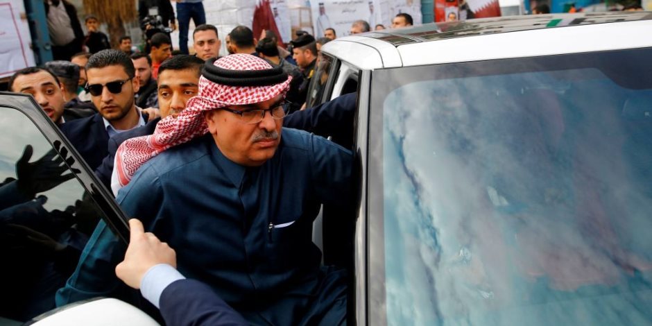 علقة ساخنة للسفير القطري من عمال النظافة بغزة (صور)