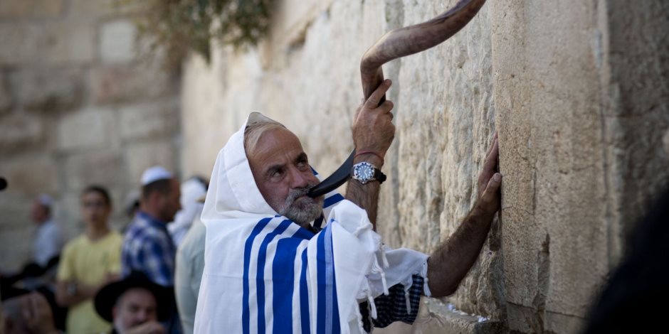 "ربنا بتاعنا لوحدنا".. الاحتلال الإسرائيلي يحظر الآذان ويصادر الكنائس بحجة "إزعاج اليهود"