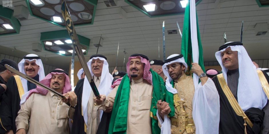 الملك سلمان يصل الرياض لتدشين أكبر مدينة ترفيهية بالسعودية (فيديو)