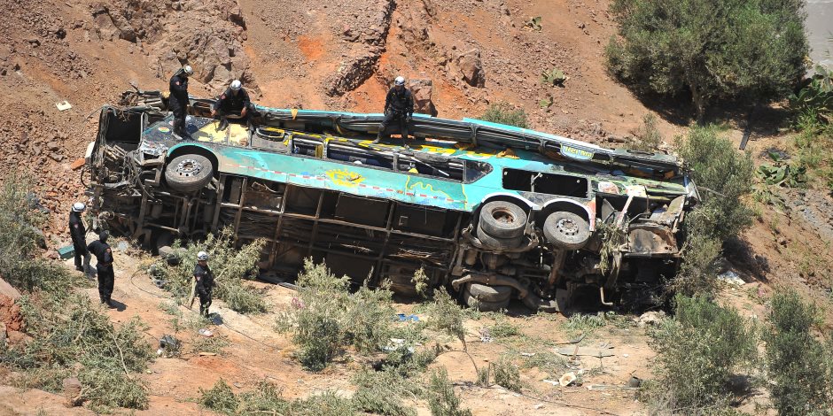 كلاكيت تاني مرة.. سقوط حافلة ركاب من ارتفاع 100 متر في بيرو.. والحصيلة: 44 قتيلا