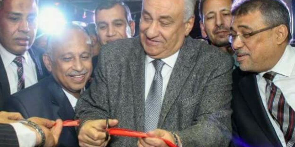 "أما عليك حتة قصة".. حكاية صورة نقيب المحامين أثناء "قص شريط" مقر الجيزة