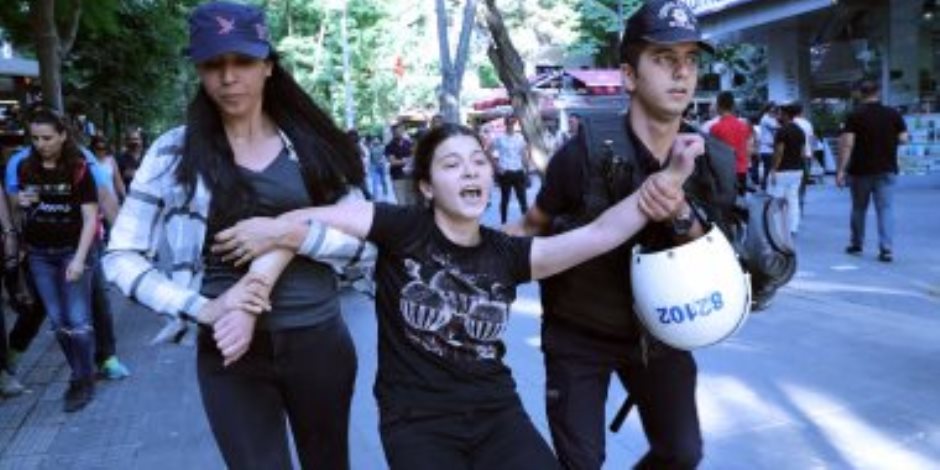 نساء تركيا عبيد في حظيرة أردوغان.. أنقرة تستخدم كافة أنواع العنف ضد المرأة