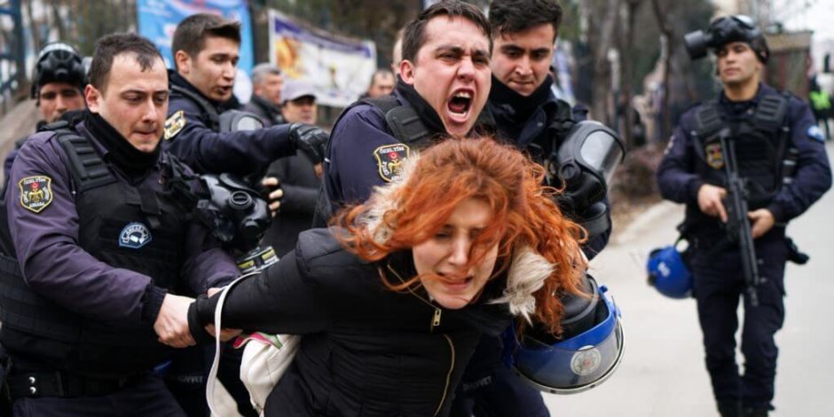 بالتزامن مع اقتراب اليوم العالمي للمرأة.. نساء تركيا في سجون أردوغان