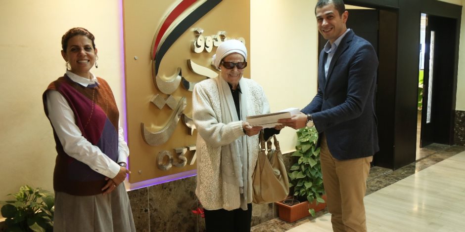 "الخير في أهلها ليوم الدين".. مواطنة تؤجل العمرة وتتبرع بـ40 ألف جنيه لتنمية سيناء (صور)