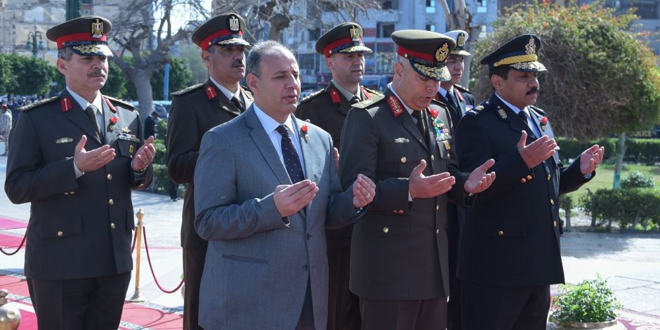 محافظ الإسكندرية يضع إكليل زهور على النصب التذكاري لشهداء القوات المسلحة 