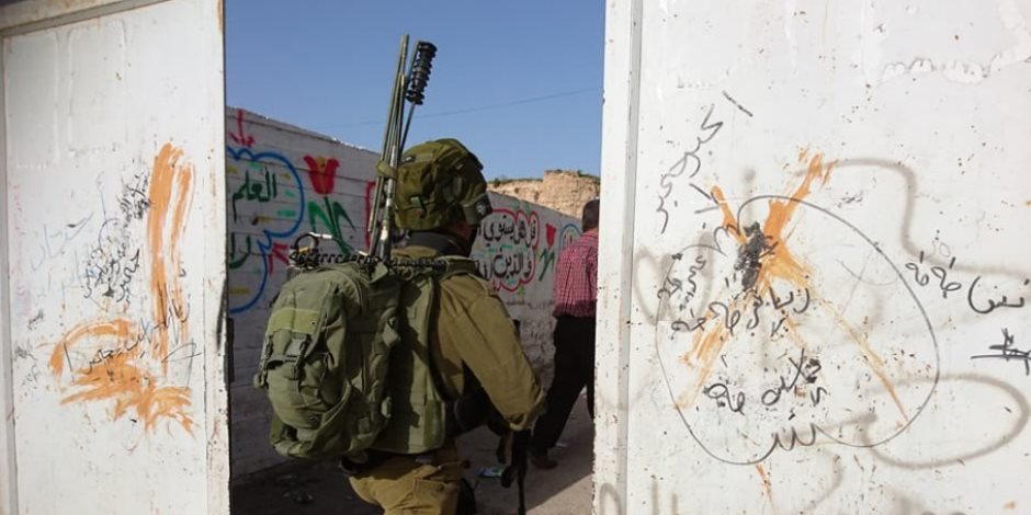 قوات الاحتلال الإسرائيلي تستهدف المزارعين في غزة وتقتحم مدرسة بالخليل