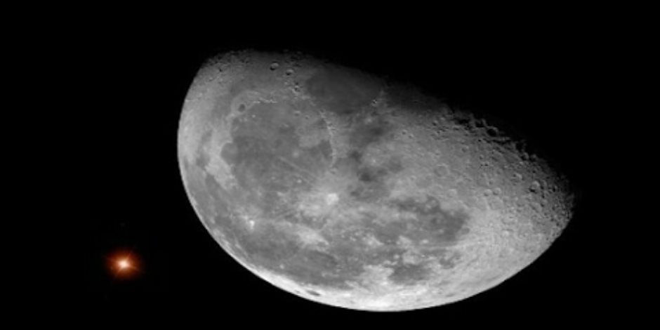 خلال ساعات.. القمر الأحدب يقع قرب كوكب المشترى كنقطة بيضاء ترى بالعين المجردة