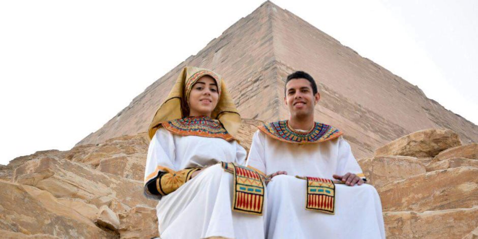 عروسان بالزي الفرعوني في هرم ميدوم لتنشيط السياحة (صور)