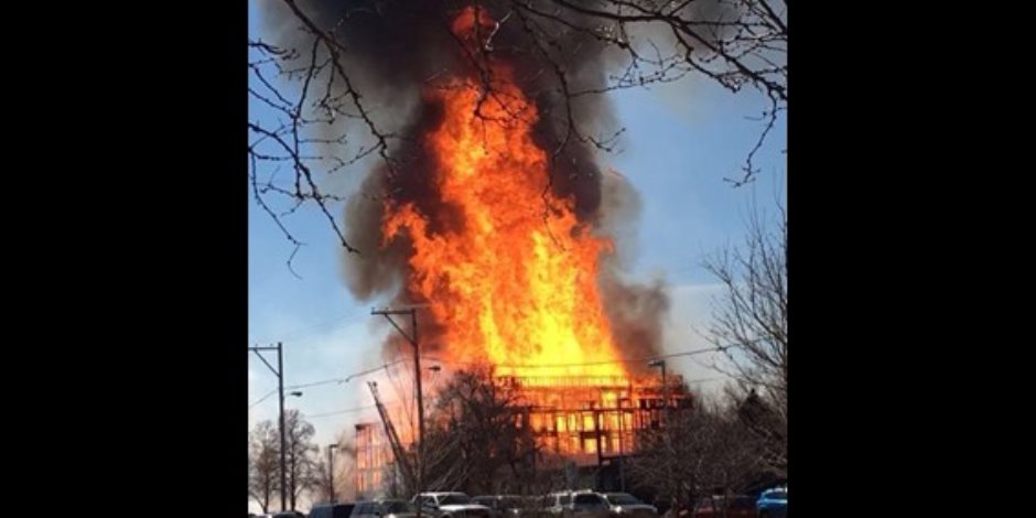 إخماد حريق هائل نشب داخل مبنى في ولاية دنفر الأمريكية (صور)