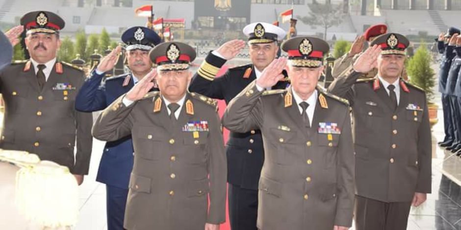 احتفالا بيوم الشهيد.. الرئيس ينيب وزير الدفاع لزيارة نصب الجندي المجهول (صور)