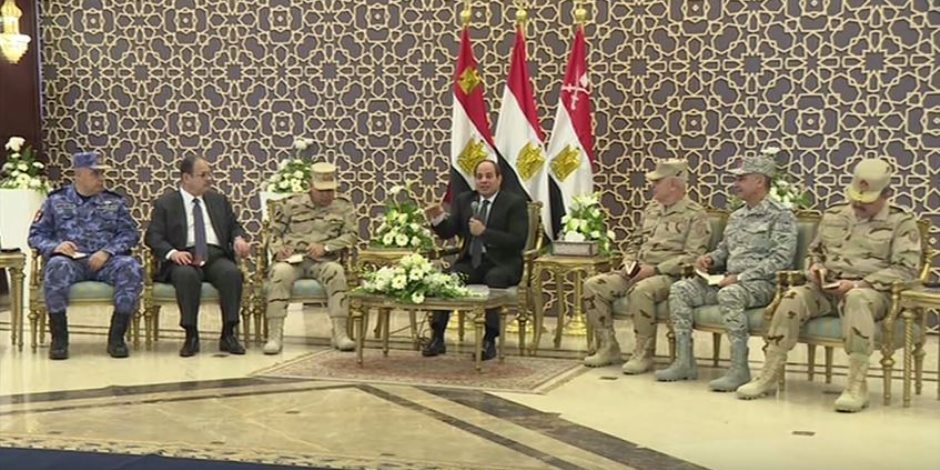 الرئيس السيسي يجتمع مع قادة القوات المسلحة عقب صلاة الجمعة (فيديو)