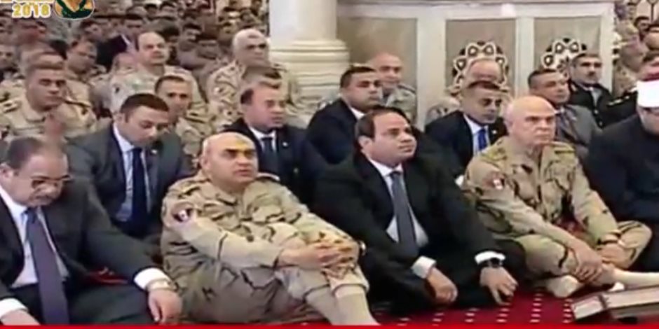 السيسى ووزير الدفاع وشيخ الأزهر يؤدون صلاة الجمعة في مسجد المشير
