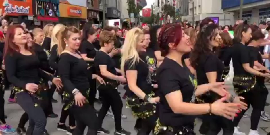 مونت كارلو: نساء تركيا يرقصون على أغنية "بشرة خير" (فيديو)