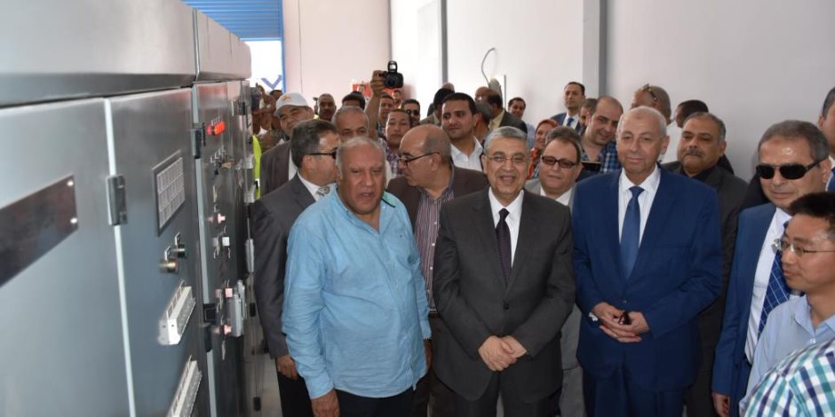 وزير الكهرباء يدشن المرحلة الأولى لأكبر مشروع للطاقة الشمسية (صور)