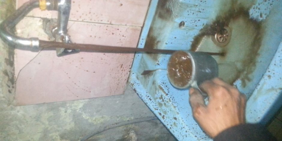 إلى من يهمه الأمر: سكان قرية السماحة بأسوان يشربون مياه بالطين (فيديو)