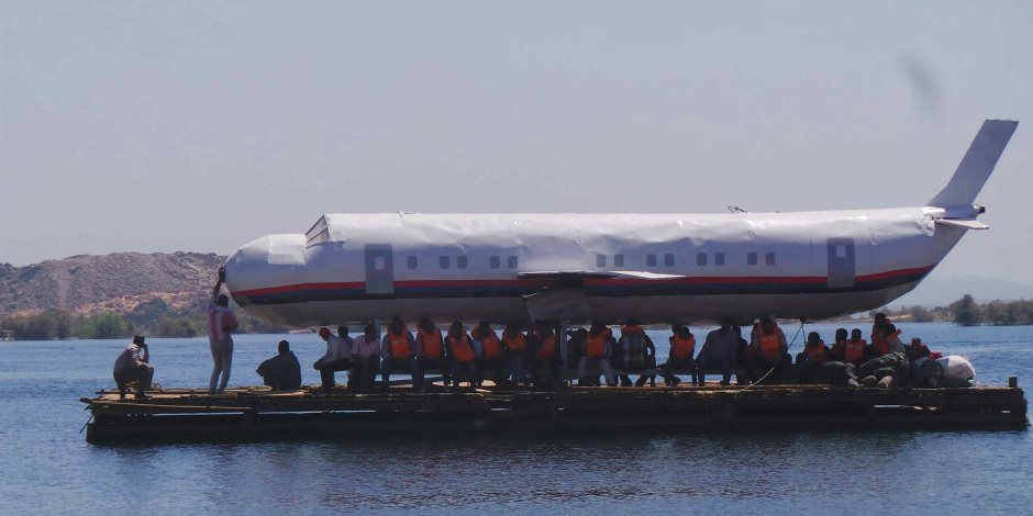 خطوة بخطوة.. هكذا نفذ مطار أسوان تجربة طوارئ لسيناريو انقاذ طائرة سقطت ببحيرة ناصر (صور)