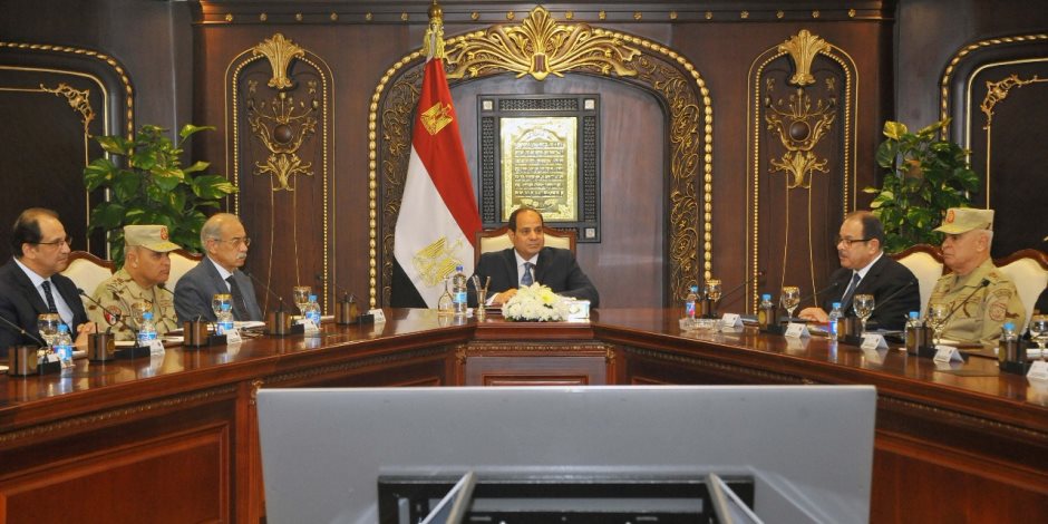 متحدث الرئاسة: الرئيس يجتمع مع قادة الجيش والشرطة لبحث المستجدات الأمنية (صور)