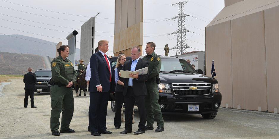 ترامب يعاين 8 نماذج للجدار العازل مع المكسيك (صور) 