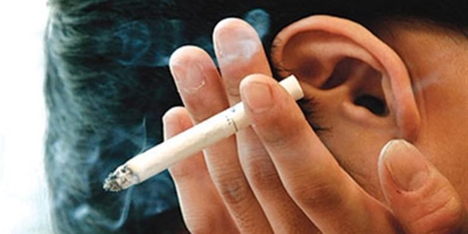 دراسة يابانية تحذر من ارتباط التدخين بضعف السمع  