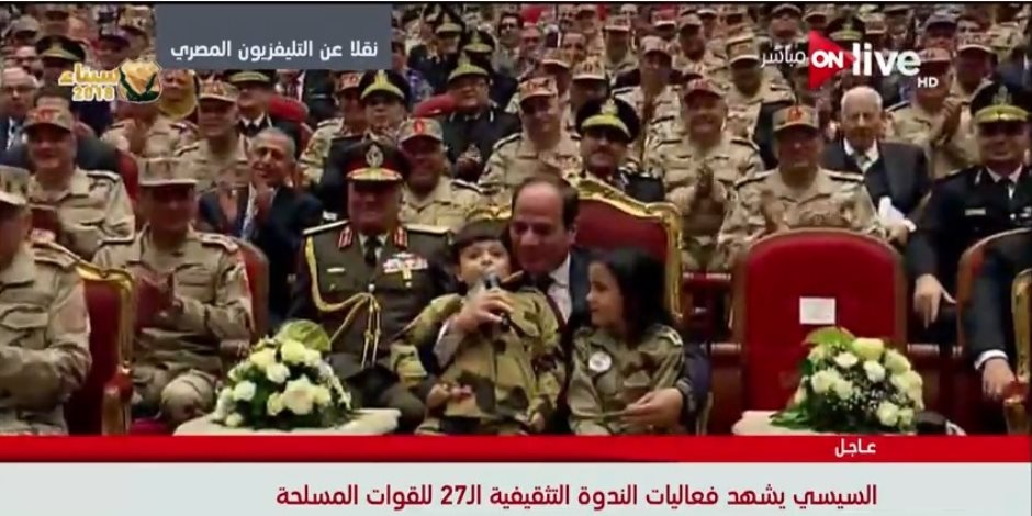 الرئيس يحتضن أبناء الشهداء ويجلسهم بجواره: "هنصلى العيد مع بعض" (صور)