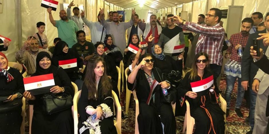على أنغام "قالوا إيه".. المصريون يحتشدون أمام سفارة مصر بالأردن (صور) 