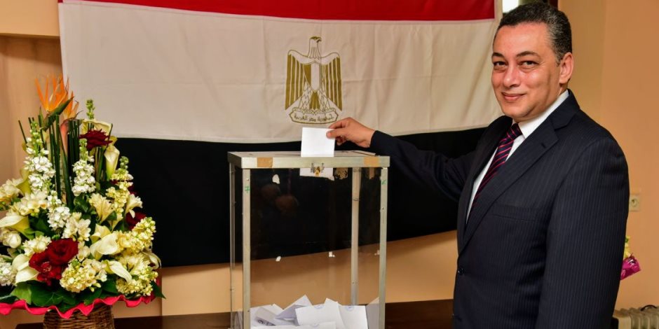 تحت المطر.. سفير مصر بالمغرب يدلي بصوته في الانتخابات الرئاسية