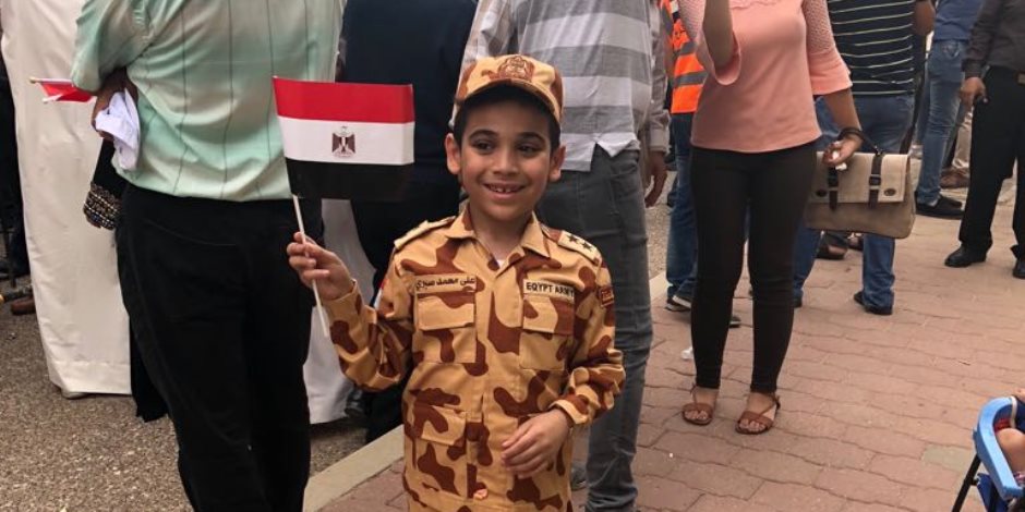 علي محمد صبري.. طفل بالبدلة العسكرية يشارك في انتخابات الرئاسة بالكويت