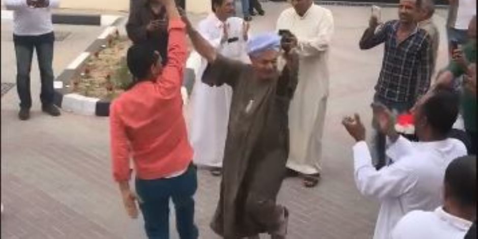 رقصة صعيدي فى البحرين.. قوم نادي عليه