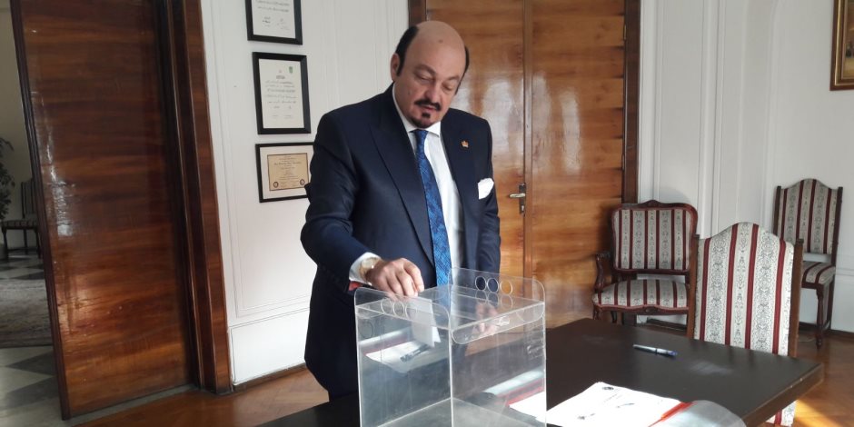 اللورد يشار حسن عباس حلمى أول الناخبين في السفارة المصرية برومانيا