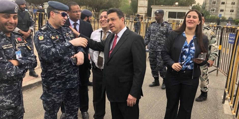 سفير مصر بالكويت خلال تفقده حشود الناخبين: الإقبال الكثيف يعكس انتمائهم الشديد للوطن (فيديو وصور) 