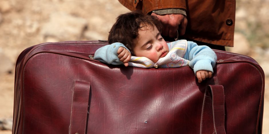 طفل الحقيبة.. التائه بين ظلمات الحرب والخروج إلى بر الأمان (صورة)