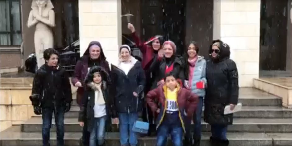 المصريون يقهرون الثلوج فى الصين بأغنية "قالوا أيه" أثناء الإدلاء بأصواتهم (فيديو) 