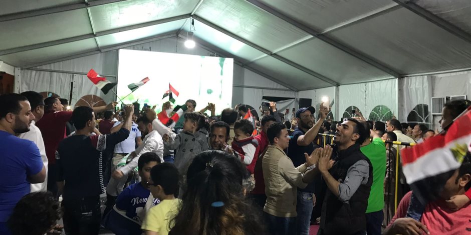 وسط أجواء احتفالية.. احتشاد الناخبين في السفارة المصرية بالكويت (صور) وسط أجواء احتفالية.. احتشاد الناخبين في السفارة المصرية بالكويت (صور)